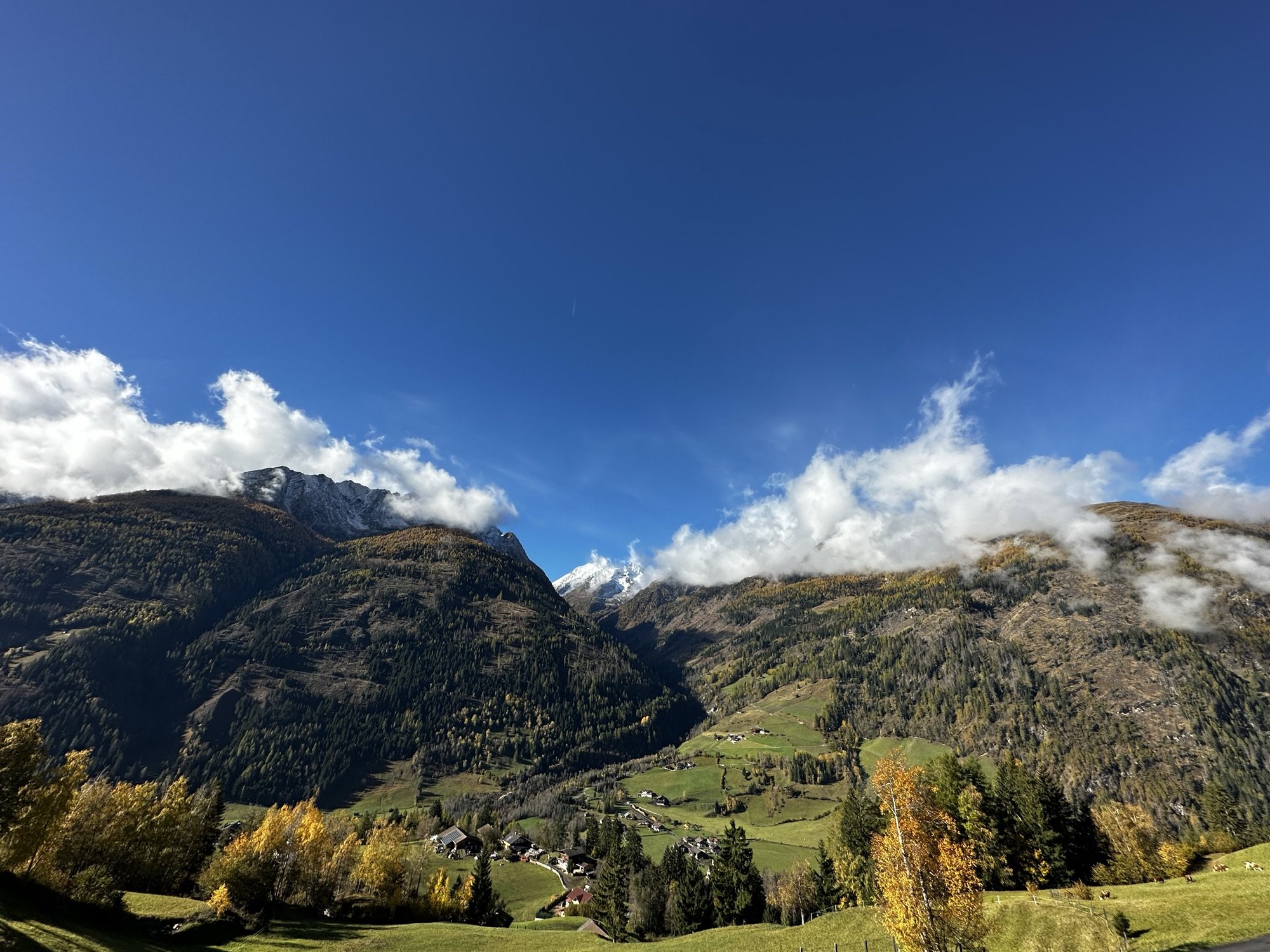Herbstpanorama mit blauem Himmel
