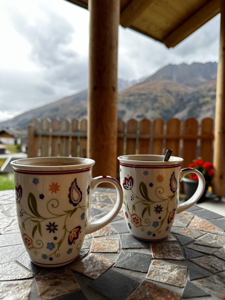 Kaffeetassen auf der Terrasse