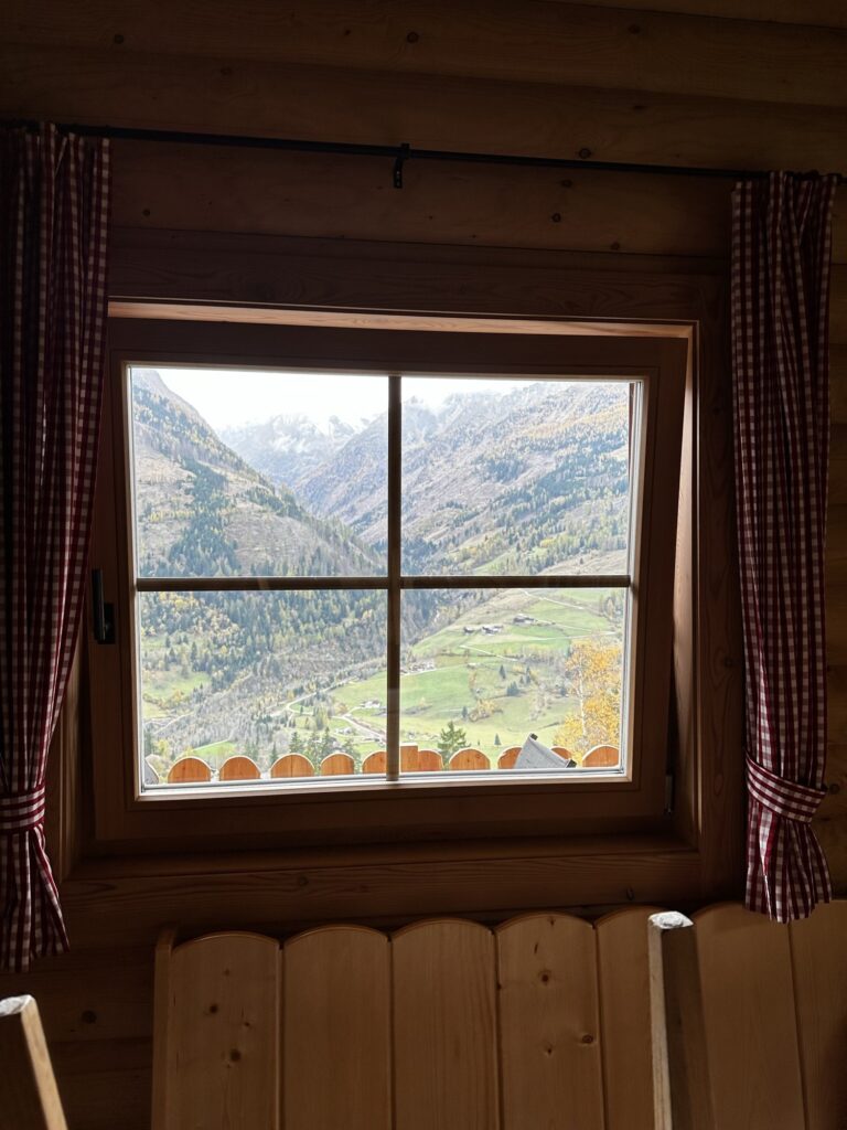 Bergblick durchs Holzfenster