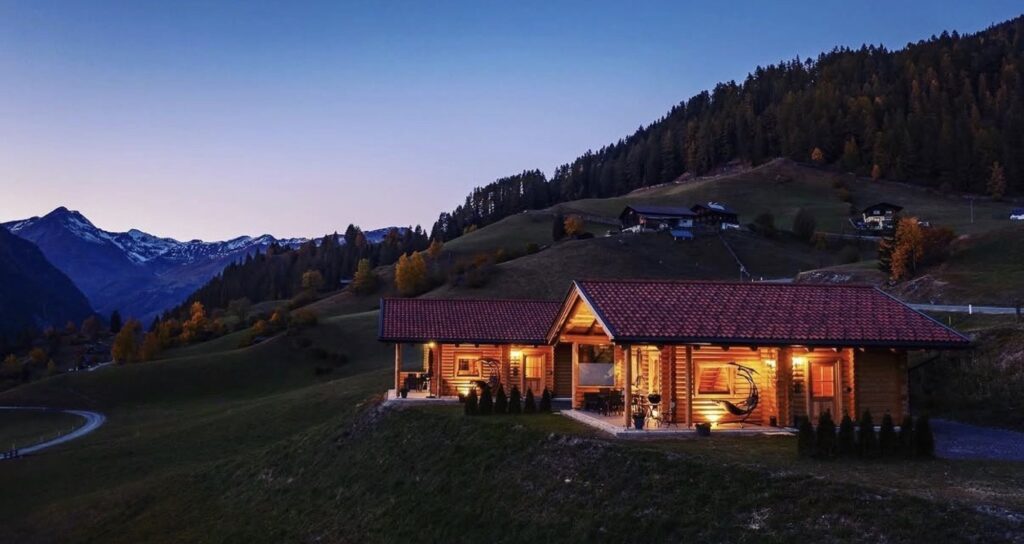 Beleuchtete Hütten in der Abenddämmerung