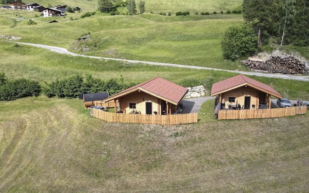 Die beiden Naturberghütten auf der Bergwiese