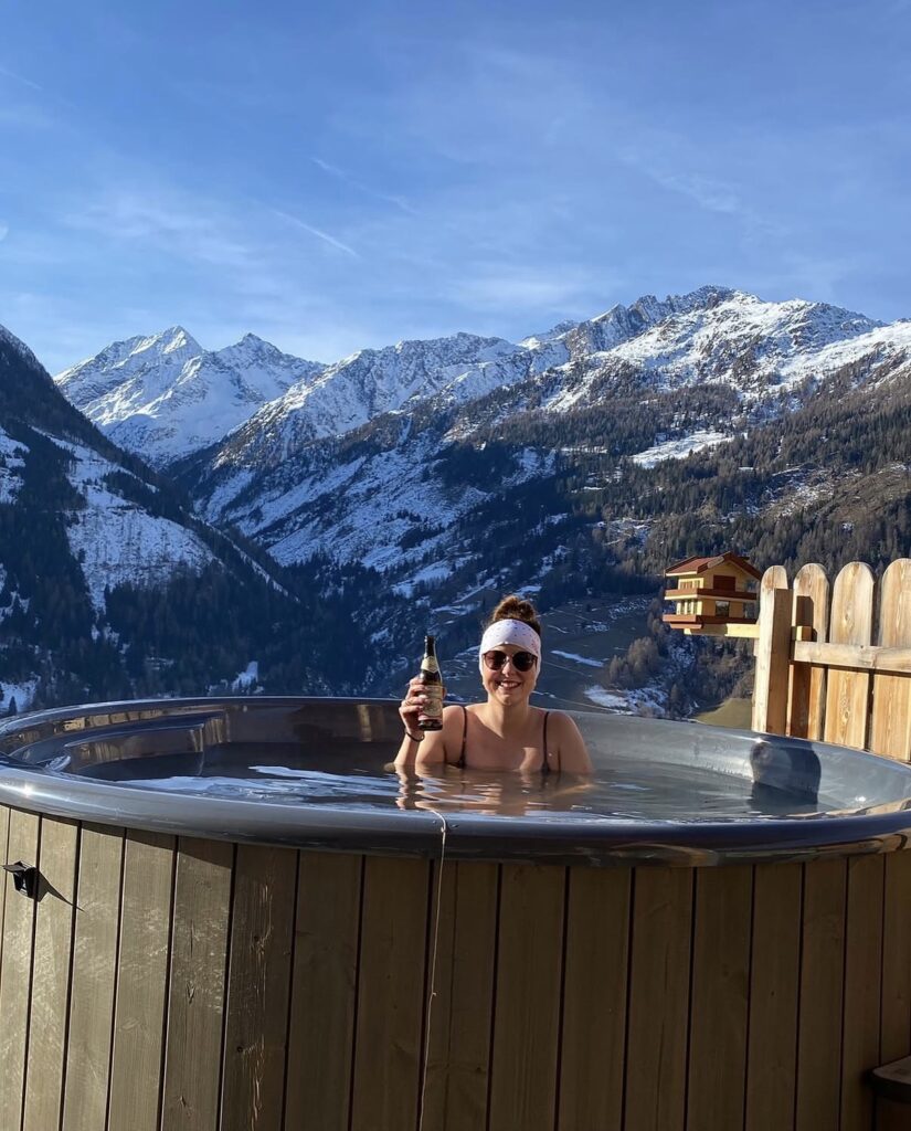 Auszeit im Hottub mit Blick auf die verschneiten Berge